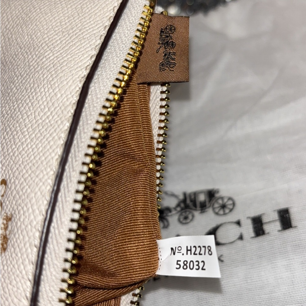 Coach Chalk Pebbled Leather Wristlet EUC - Picture 10 of 11